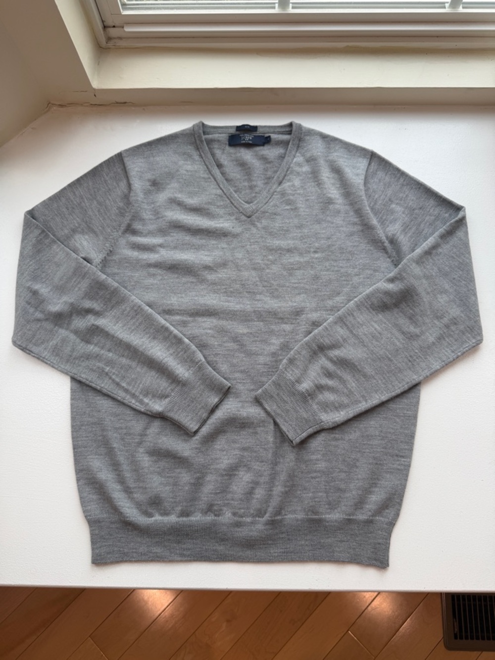 J Crew Men’s 100% Merino Wool Slim Fit V Neck Sweater Large